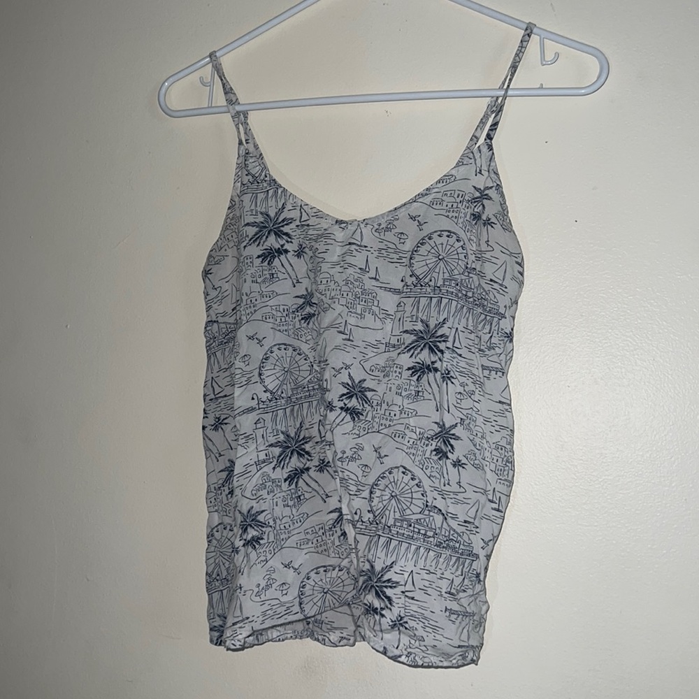 Old navy spaghetti strap blouse, open back, flow fit